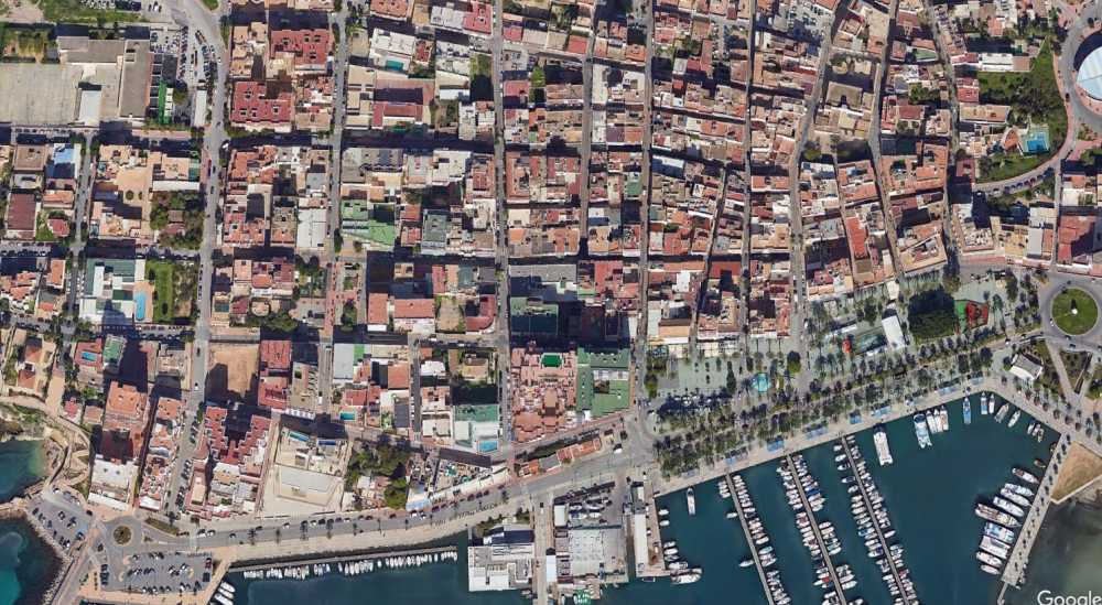  Imagen Restricciones de tráfico en las calles Ample, Sant Antoni, passeig de la Mar y Progrès con motivo de la Vuelta cicloturista a Ibiza.