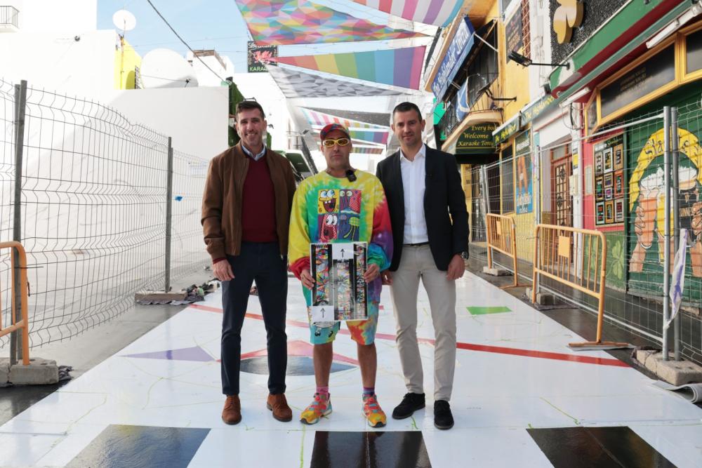  Imatge L'artista Okuda San Miguel inicia la seua intervenció artística a Sant Antoni de Portmany