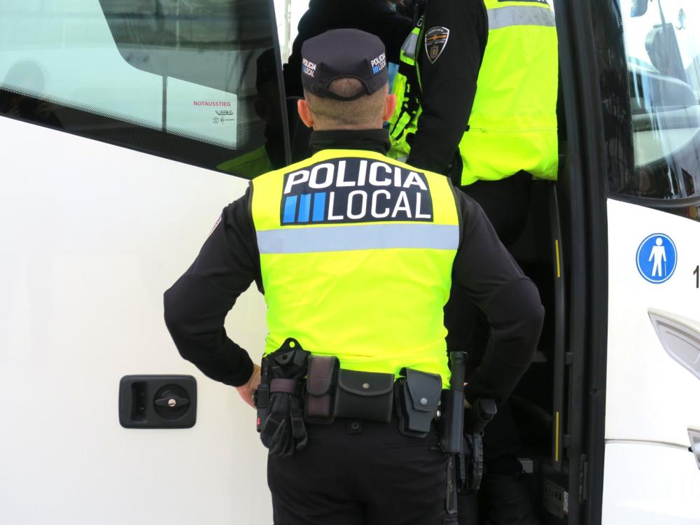  Imagen La Policía Local de Sant Antoni refuerza la seguridad vial con campañas de control de transporte escolar y de furgonetas