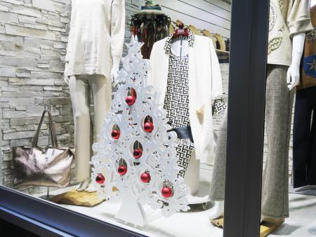 L'Ajuntament inicia el repartiment d'arbres de Nadal als comerços locals per fomentar les compres nadalenques