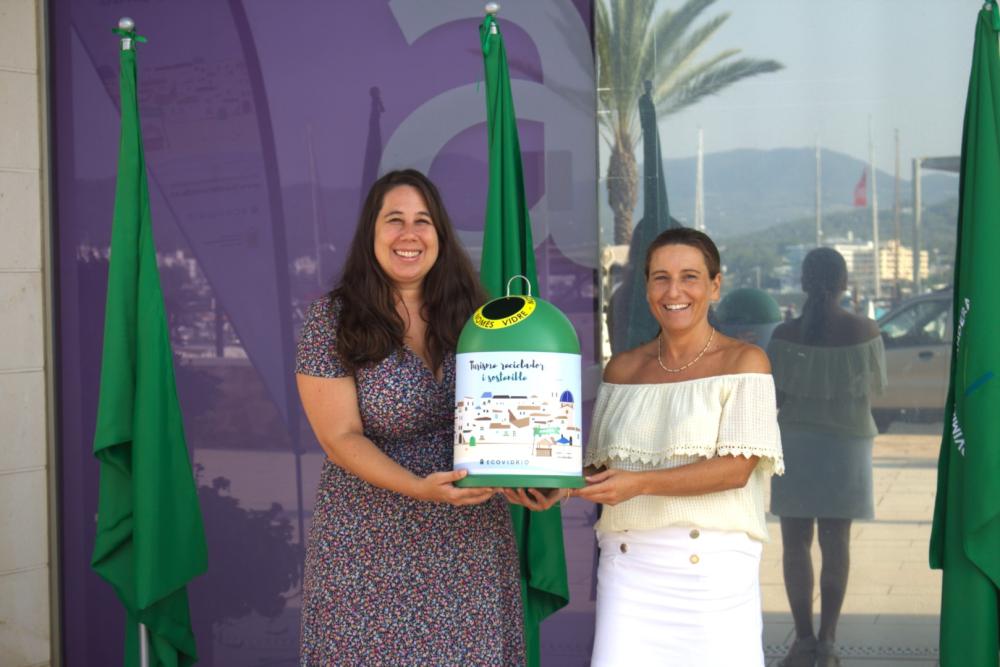  Imagen El Ayuntamiento de Sant Antoni de Portmany entrega el miniglú de Ecovidrio a la ganadora del primer sorteo de ‘Banderas Verdes’