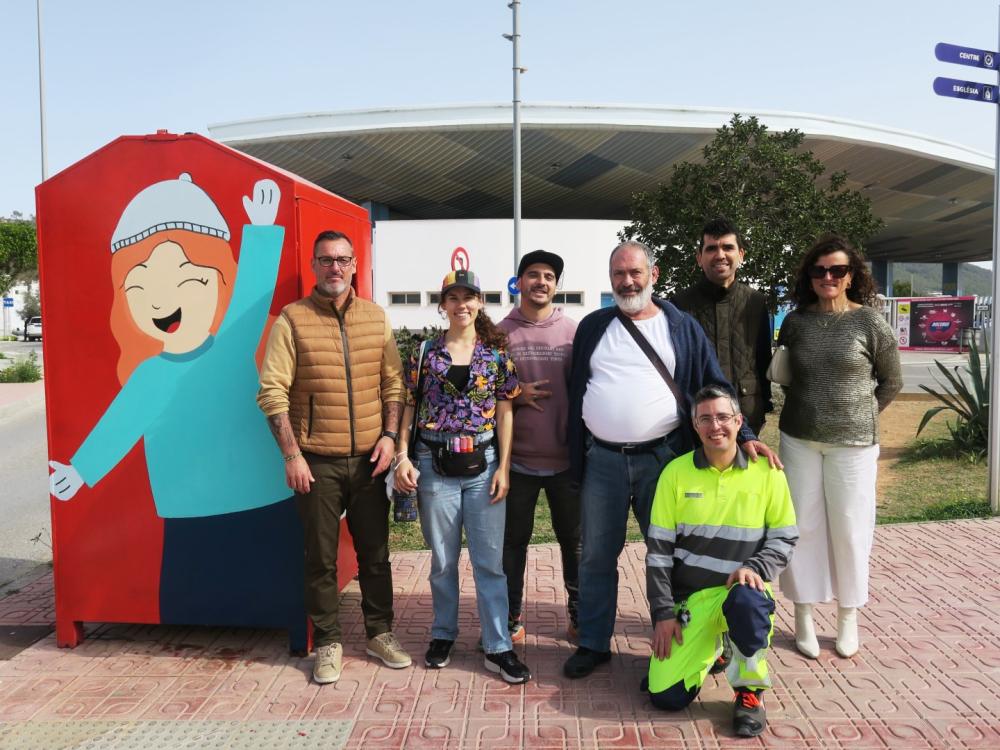  Imagen El Ayuntamiento de Sant Antoni pone en marcha una iniciativa de arte urbano en uno de los contenedores de ropa de Cáritas