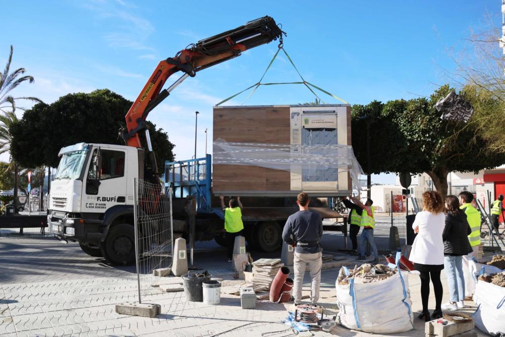  Imagen El Ayuntamiento de Sant Antoni de Portmany instala el nuevo aseo público adaptado en el Passeig de ses Fonts