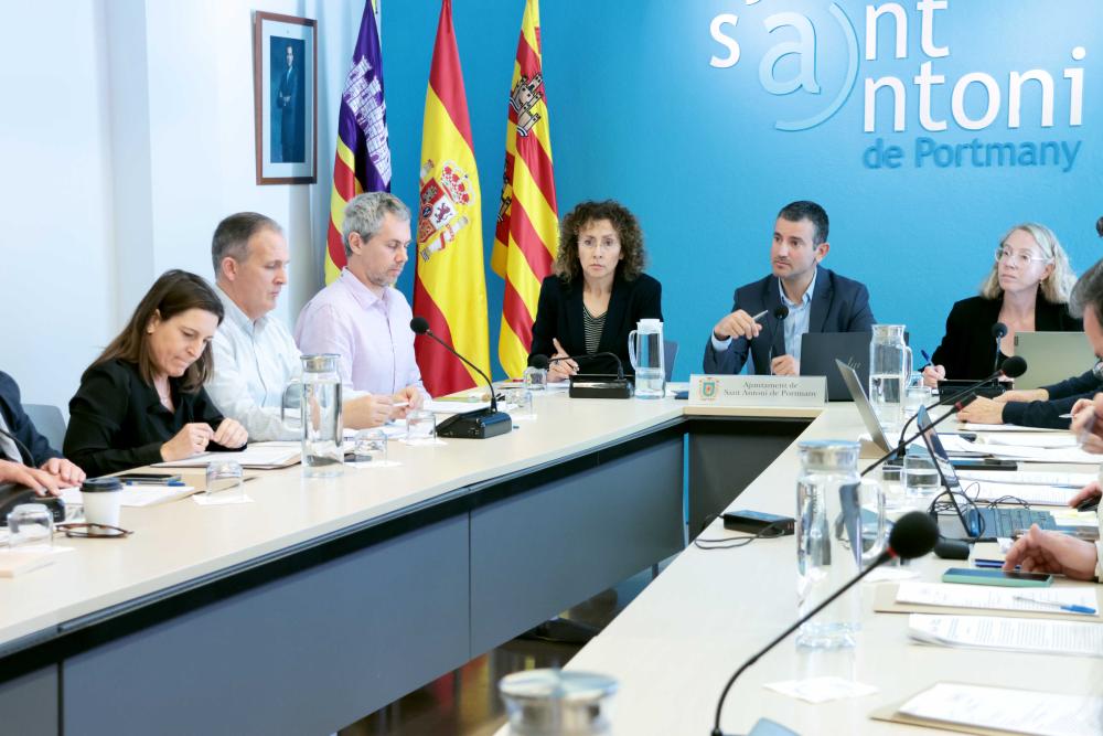  Imatge El ple de Sant Antoni aprova habilitar places d'aparcament reservades per a facilitar l'accés a les farmàcies