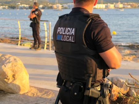 La Policia Local de Sant Antoni deté a tres individus implicats en diversos robatoris amb força en establiments del municipi
