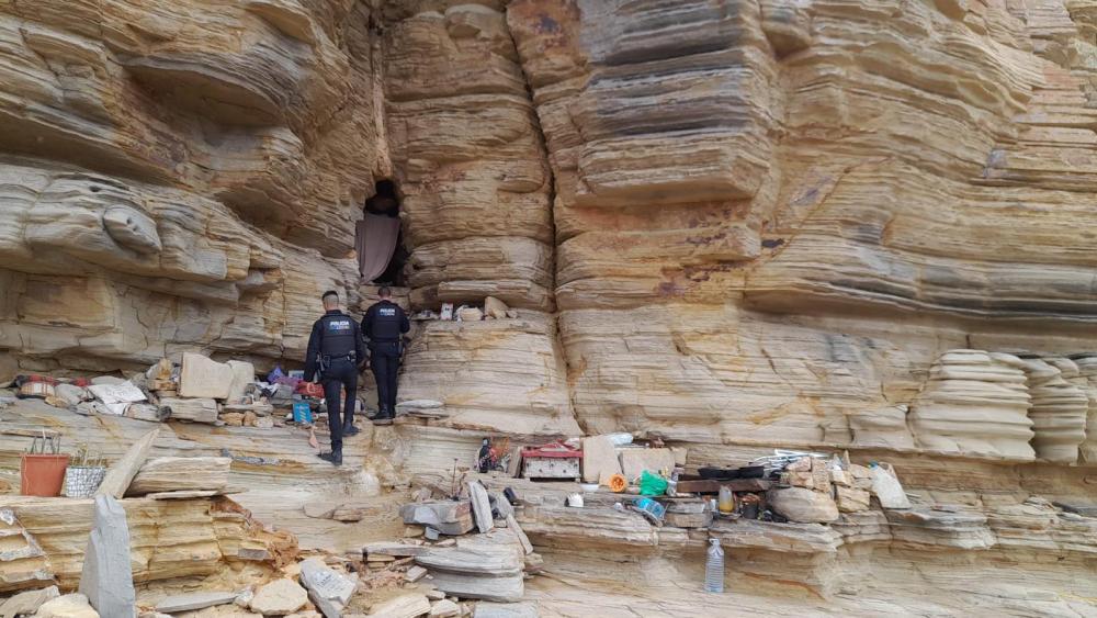 Imagen La Policía Local de Sant Antoni interviene para proceder al desalojo de una cueva en sa Galera