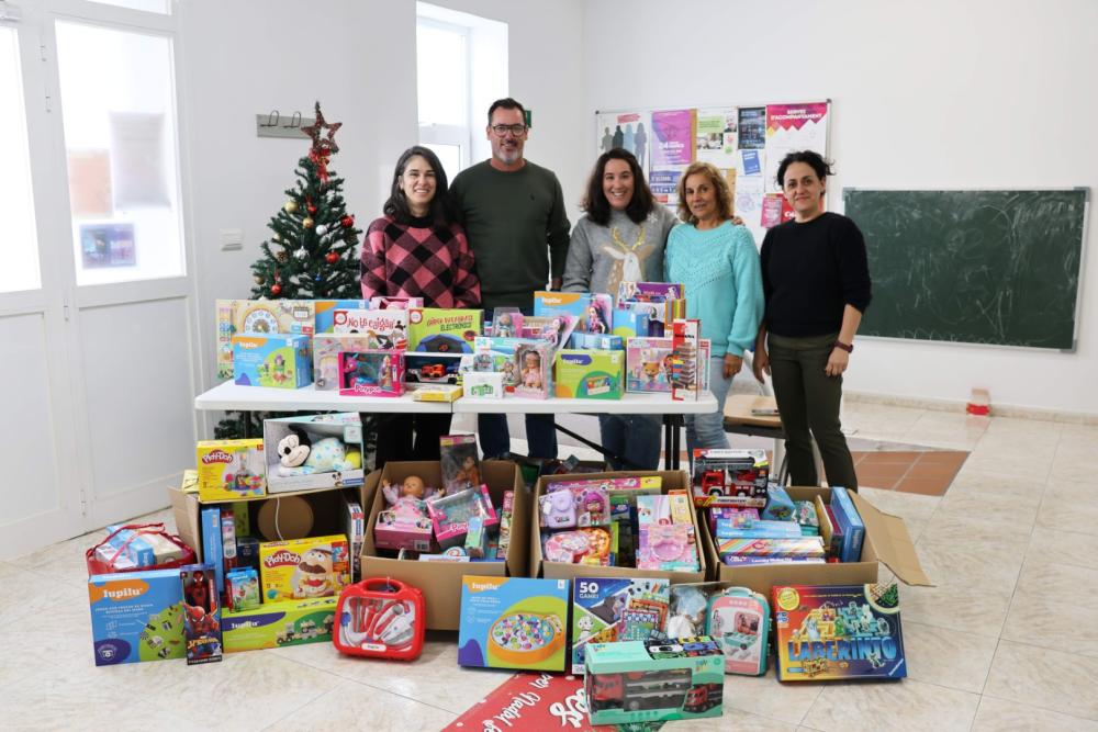  Imagen Sant Antoni recoge 155 juguetes durante el festival solidario Por la sonrisa de un niño