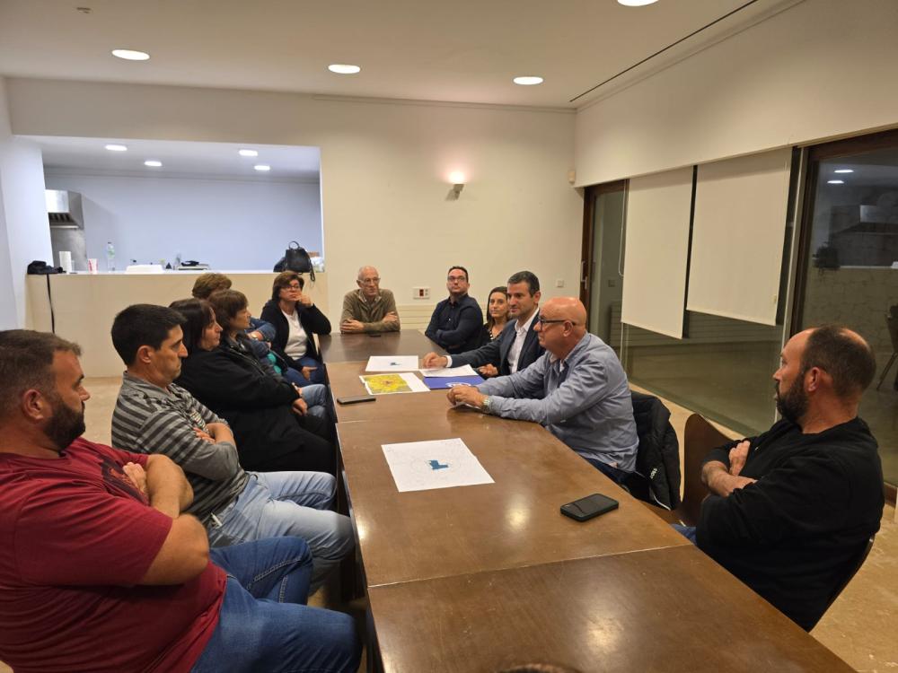  Imagen El Ayuntamiento se reúne con las asociaciones de vecinos del municipio para explicar el nuevo PGOU y atender las necesidades de cada parroquia